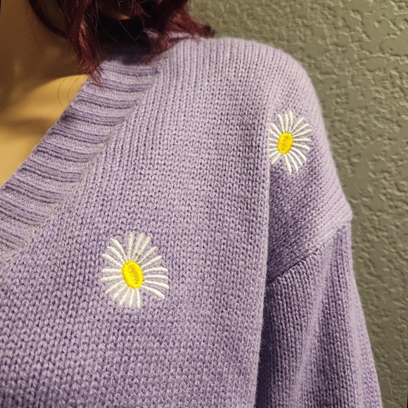 Beautiful Daisy Knit Cardigan - Picture 12 of 16